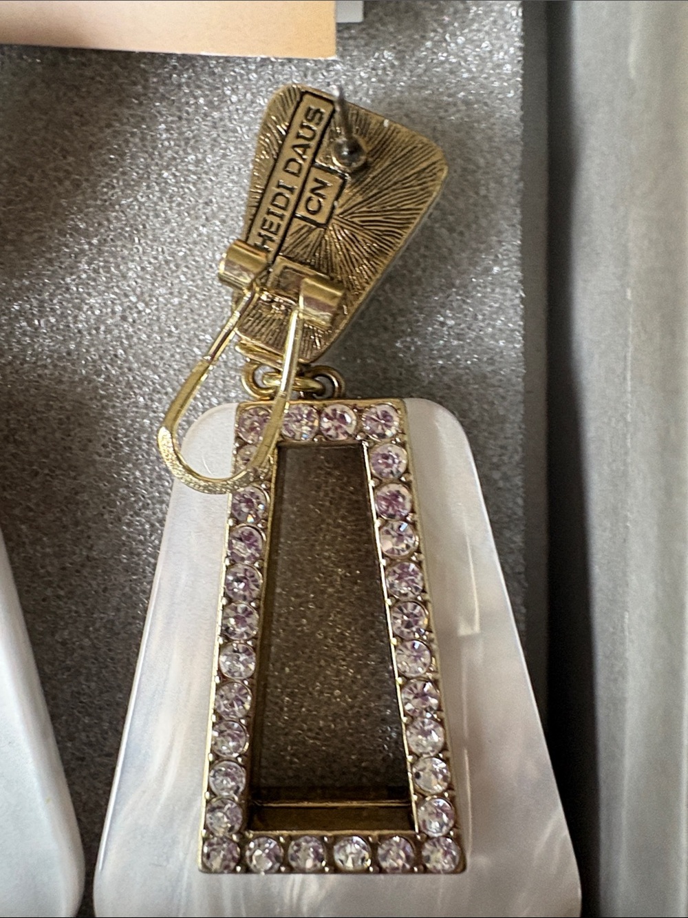 Heidi Daus  “TWO THE HAMPTONS” Resin and Crystal drop earrings! - Picture 2 of 2